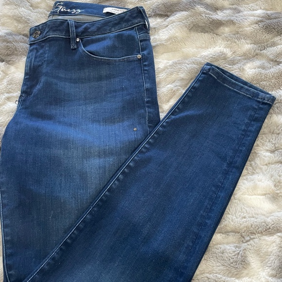 📍GUESS Skinny Mid Jeans - Blue
Women’s size Large - Picture 4 of 10